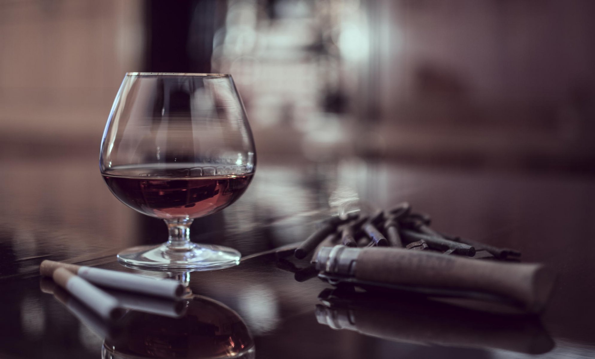 table verre cognac cigare cigarette gros plan