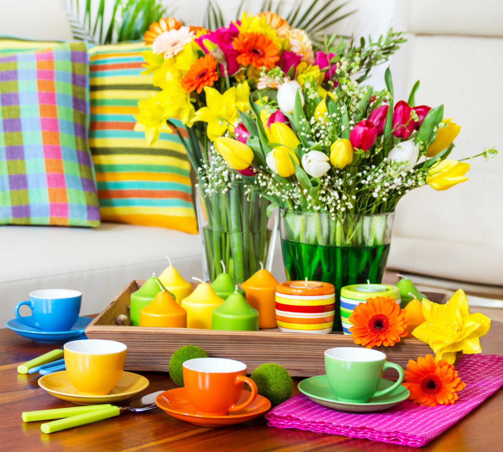 bunt anordnung servieren blumen tassen kerzen bunt tulpen kissen servietten tisch