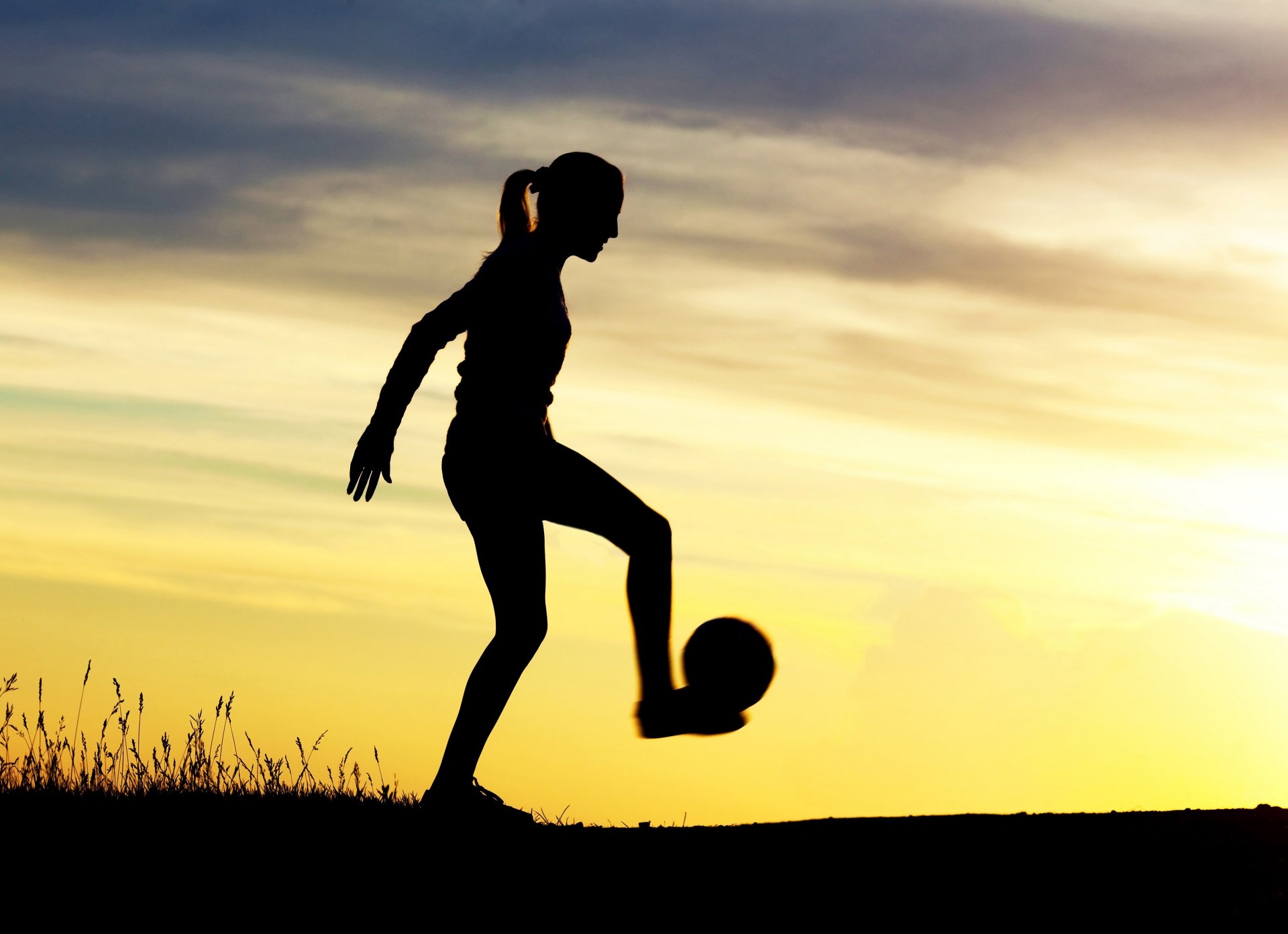 silhouette mann morgen dynamisch warm-up fußball profi freestyle sportlerin jagen jonglieren ball natur dämmerung schöner hintergrund tapete