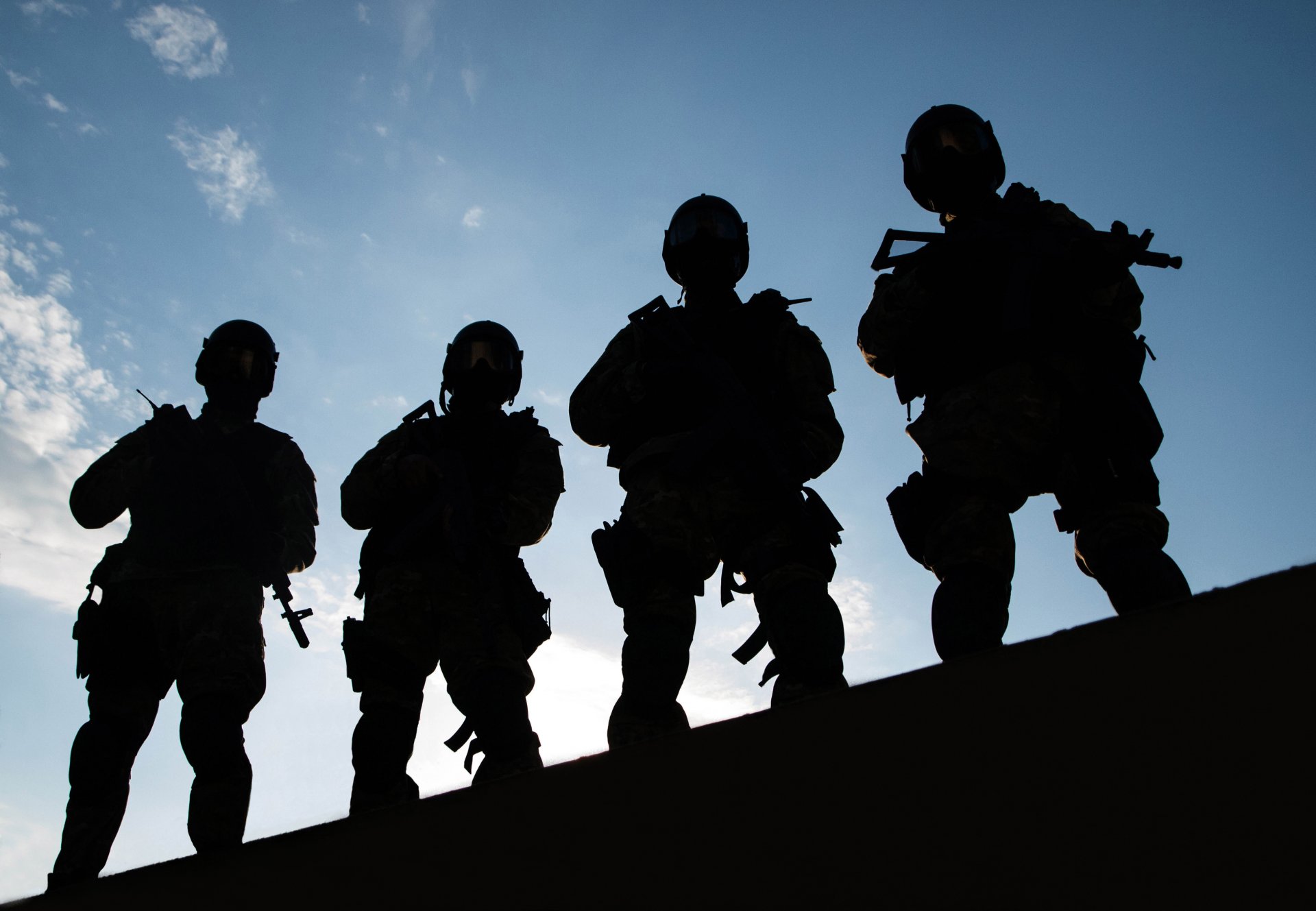 silhouette quattro combattenti forze speciali polizia quattro forze speciali squadra di risposta rapida squadra di risposta rapida equipaggiamento armi bellissimo sfondo carta da parati