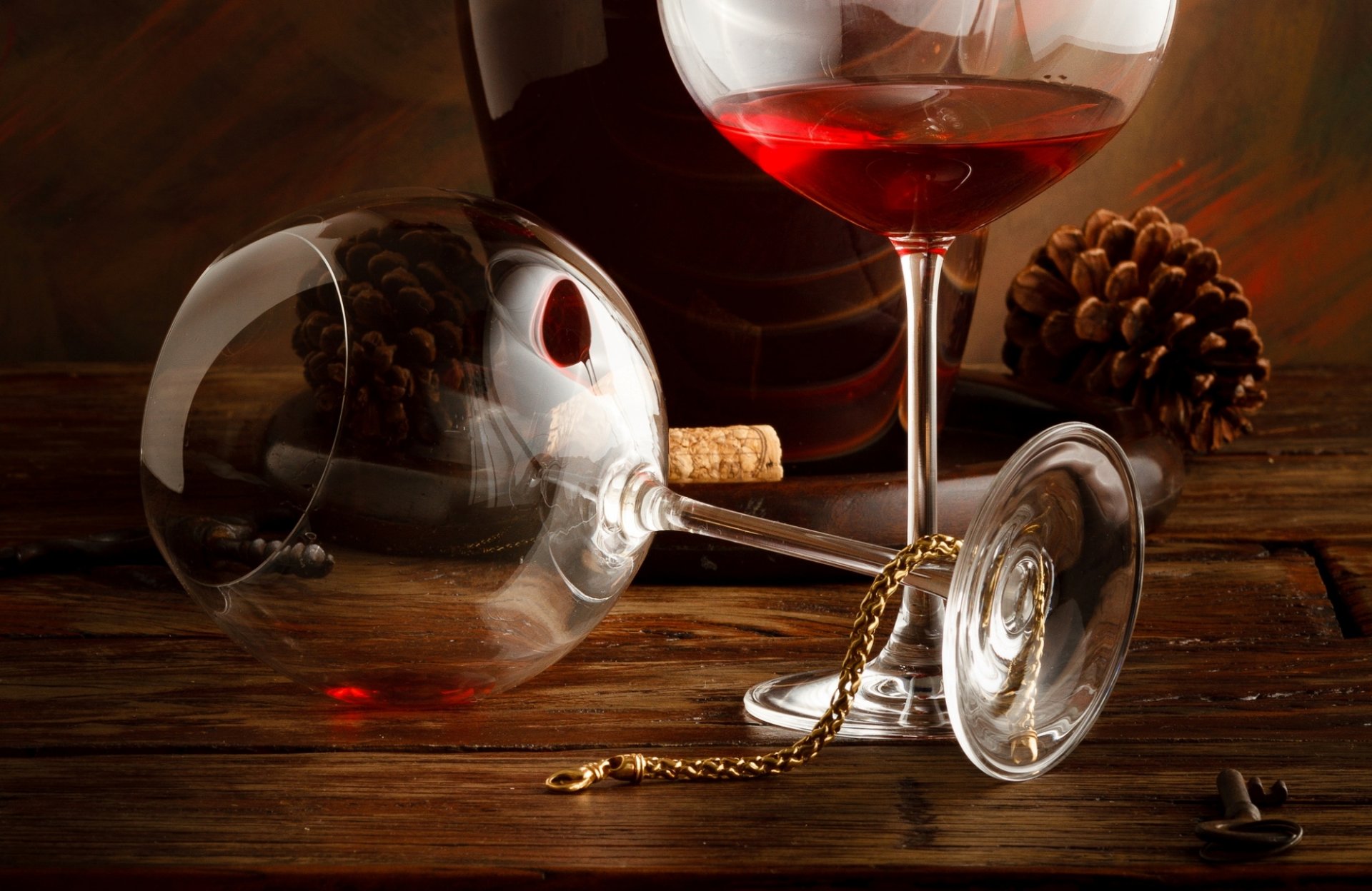 vino rosso bicchieri coni catena bottiglia