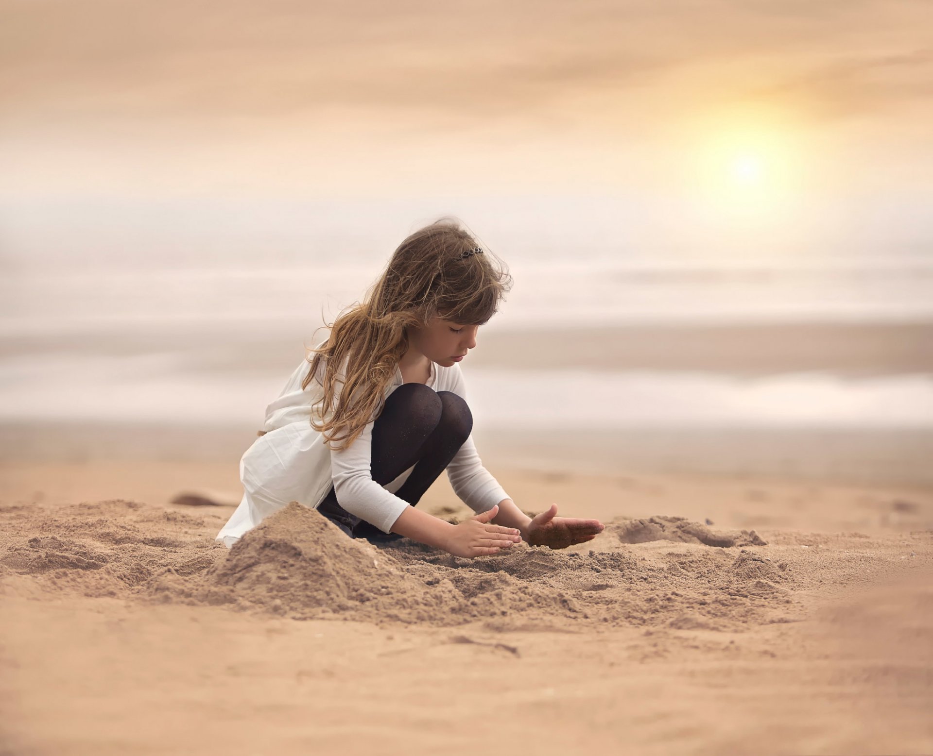 ragazza sabbia spiaggia creatività