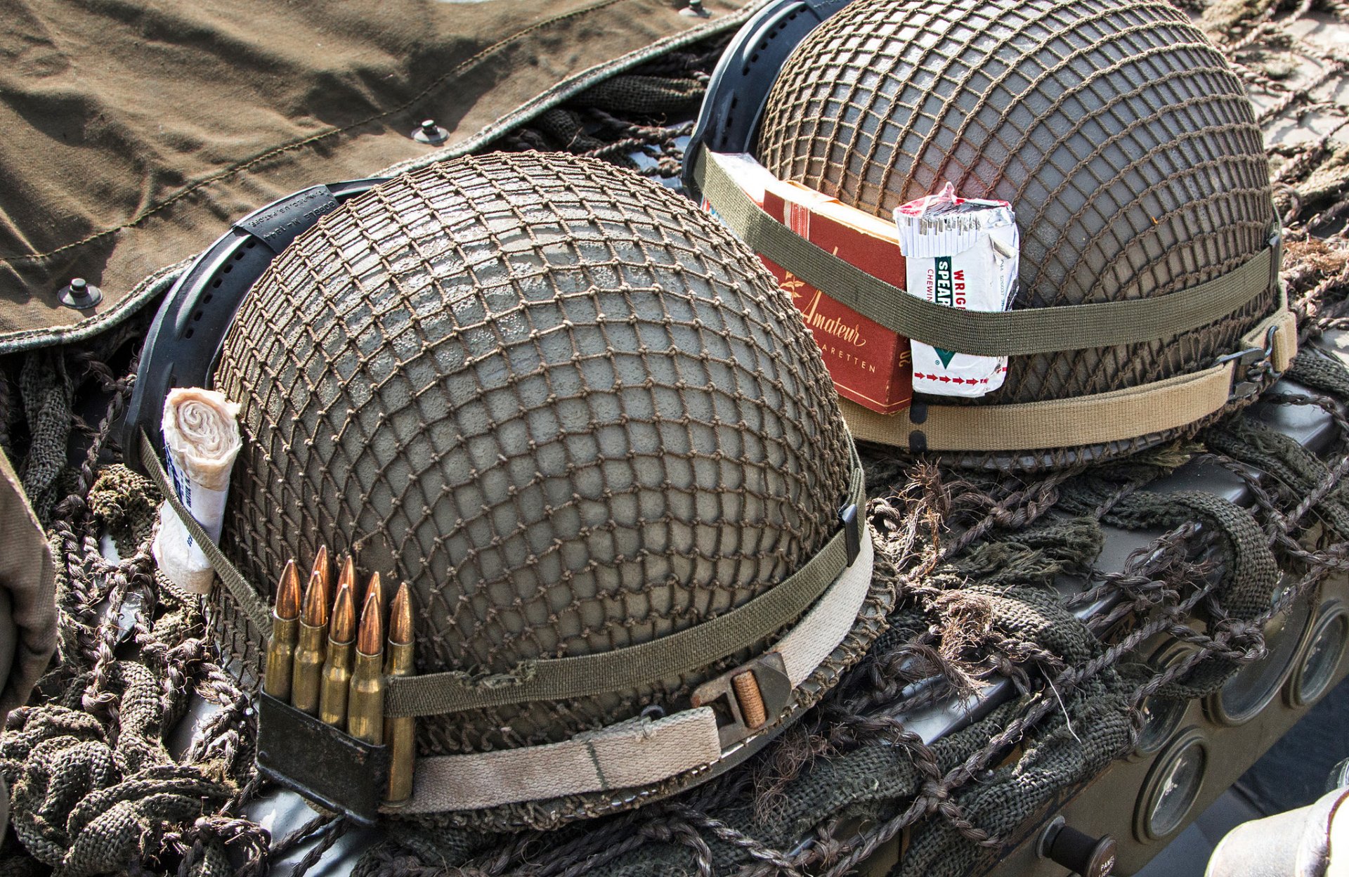armee helme netz zigaretten munition bandage kaugummi