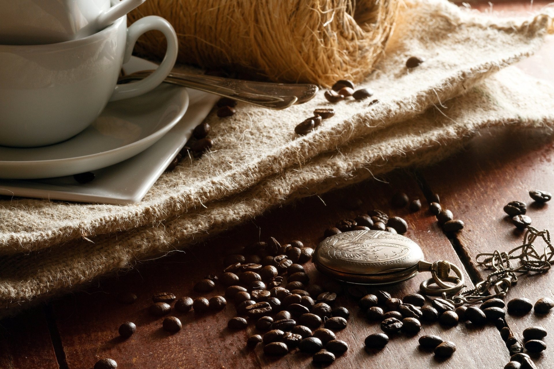 uhr kette kaffee körner tassen löffel tisch