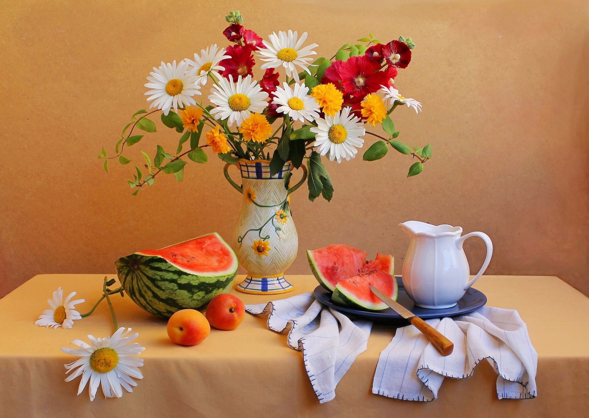 nature morte table couteau cruche vase bouquet fleurs pastèque abricot