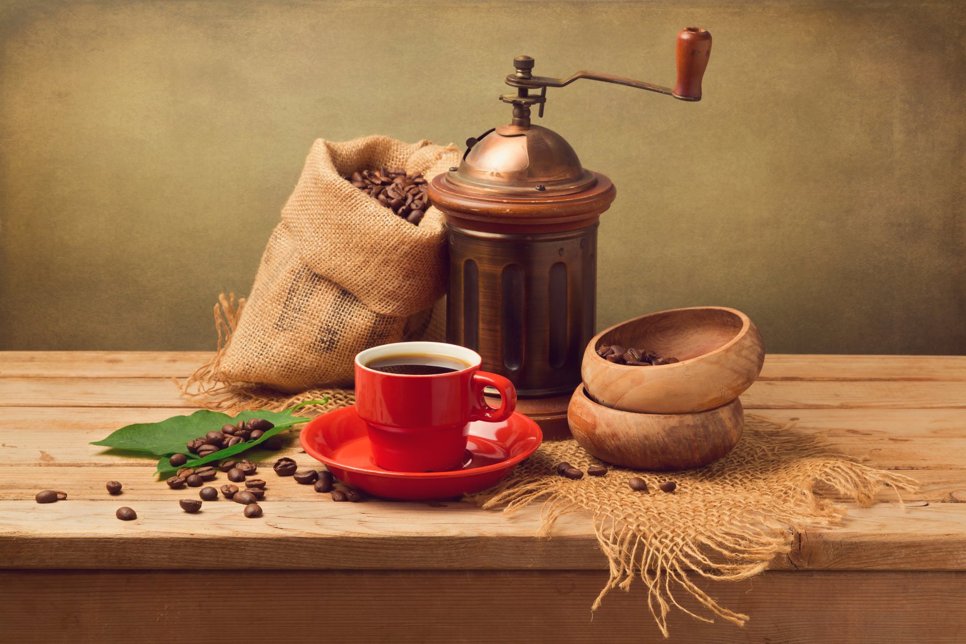 café tasse rouge soucoupe poche moulin à café grains feuilles