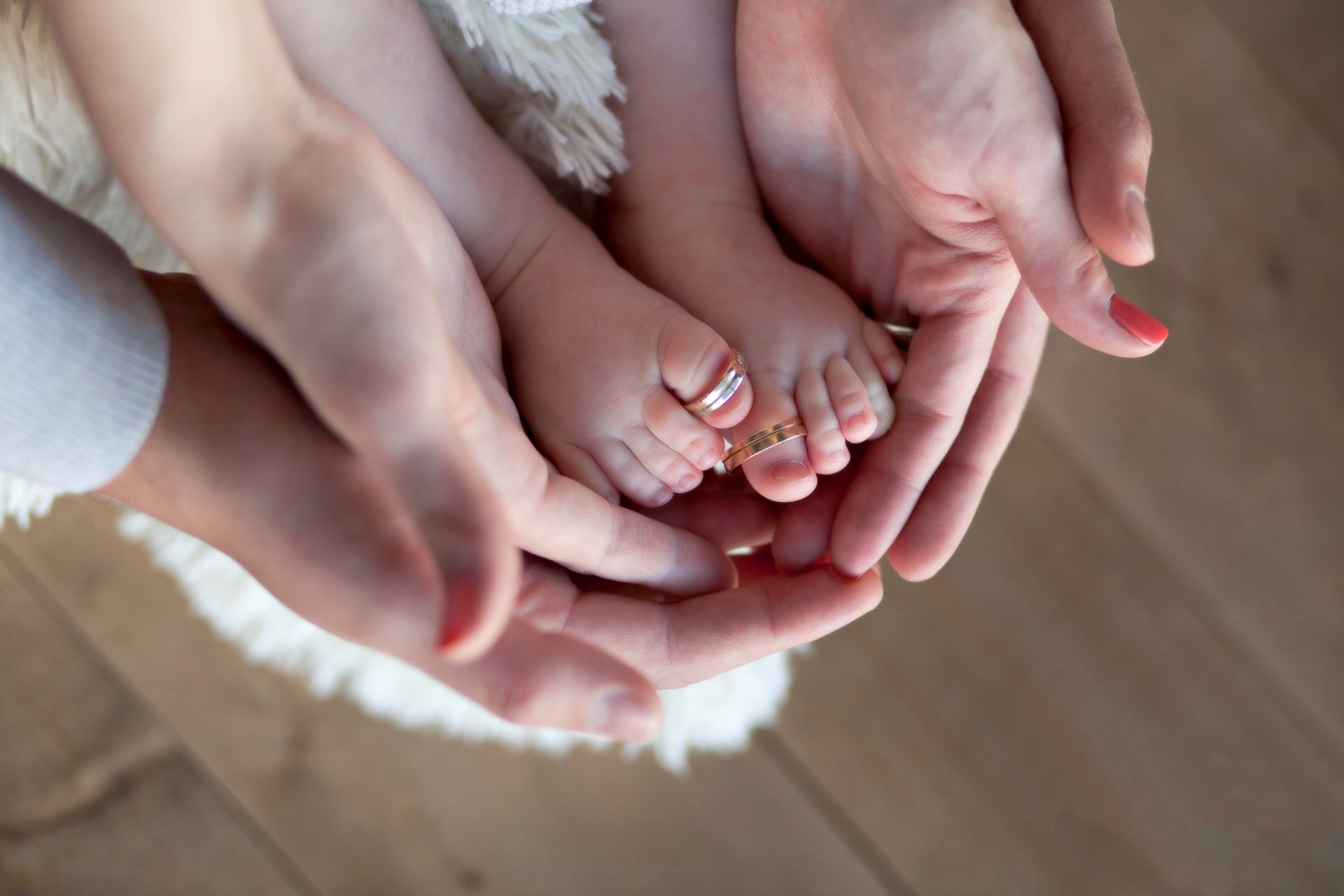 amore anelli bambino mani