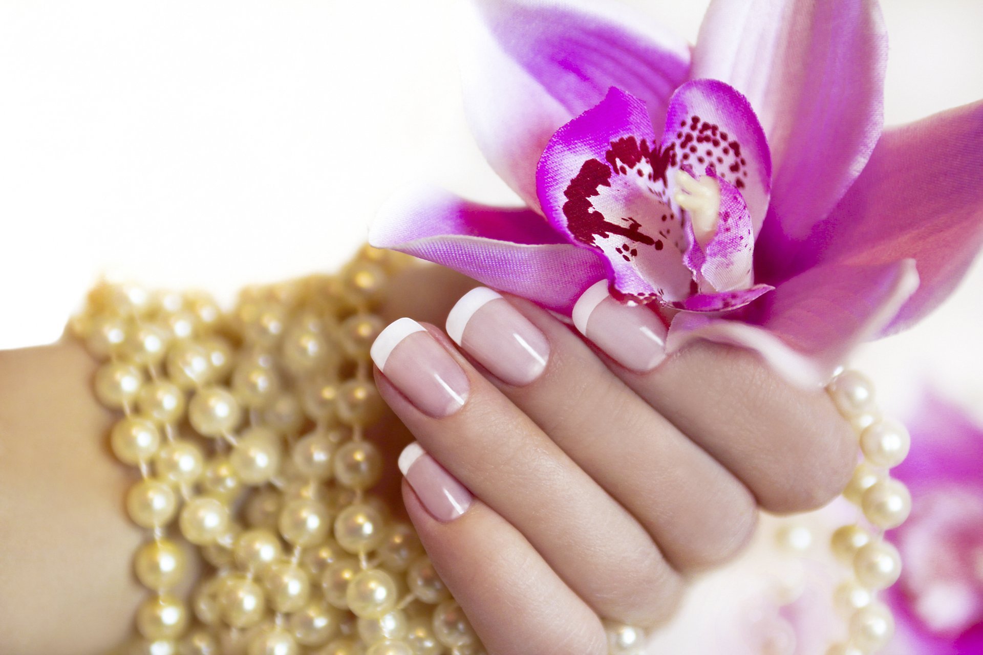 ręka manicure palce kwiat perła