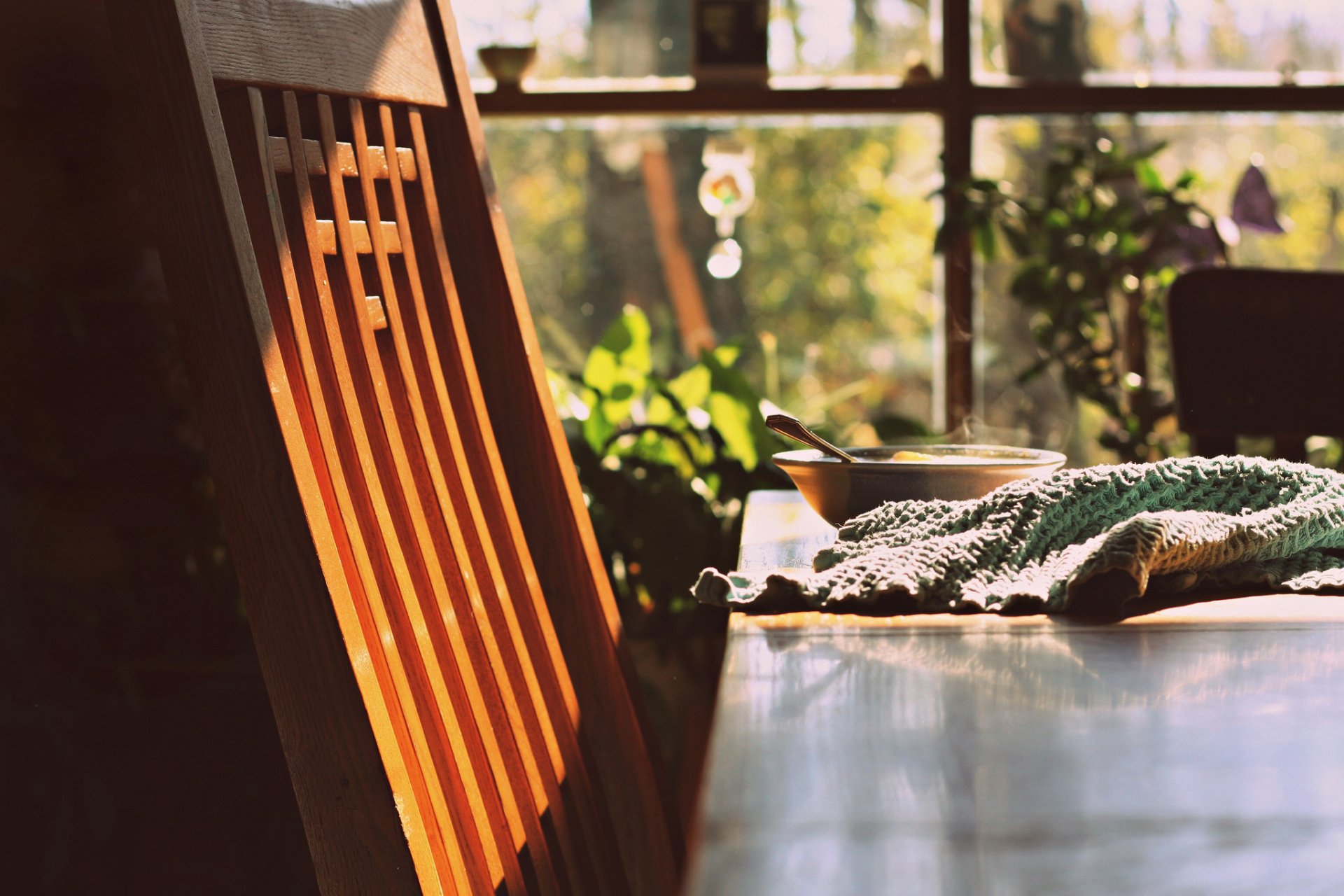 chaise en bois petit déjeuner soleil