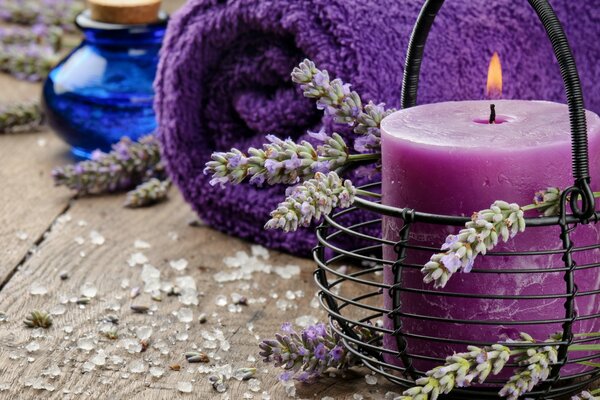 Toalla de lavanda, aceite y vela