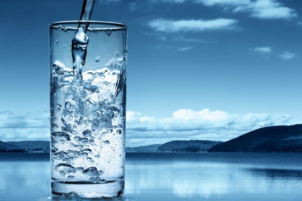Eau dans un verre sur fond de nature