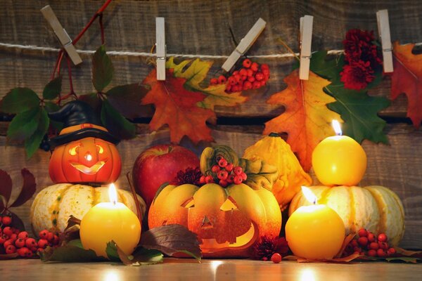Calabazas con caras y hojas de otoño
