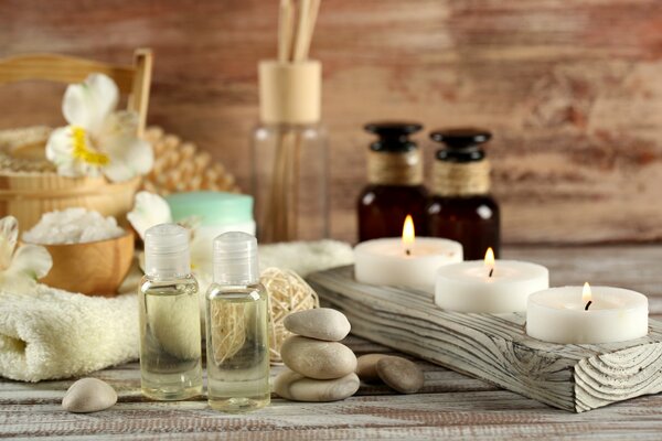 Belle photo avec des bougies et des huiles