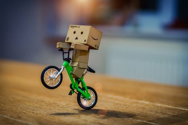 Danbo que monta en bicicleta
