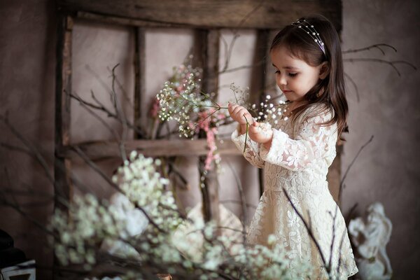 Belle fille avec des fleurs à la main