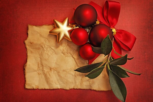 Rote Weihnachtskugeln mit Schleife und Stern