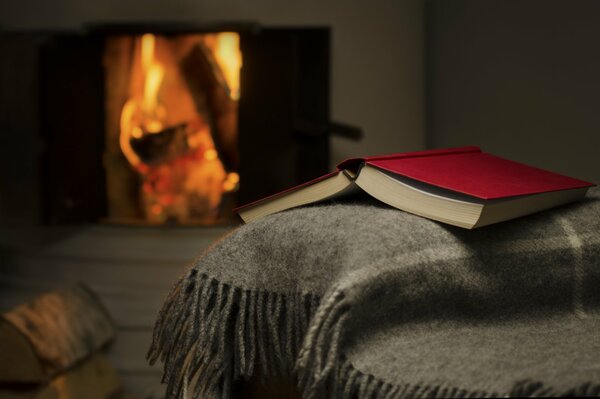 Soirée autour d un livre près de la cheminée