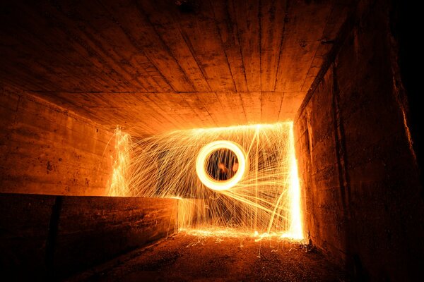 Scintille bianche dei fuochi d artificio nel tunnel