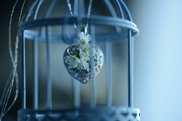 Pendentif coeur avec fleur en cage