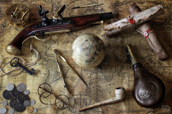 Carte ancienne, pièces de monnaie, compas et autres pour une aventure passionnante