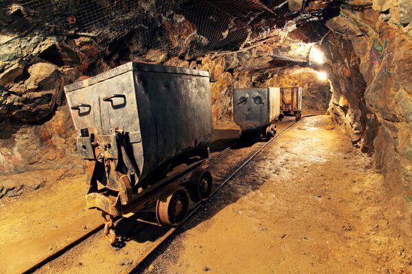 Wagen in der Mine transportieren Gold