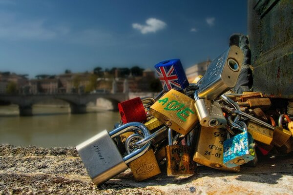 Un tas de châteaux sur le fond du pont de Sant Angelo