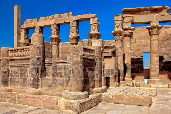 Bajo el sol abrasador de Egipto, la historia misma nos Mira