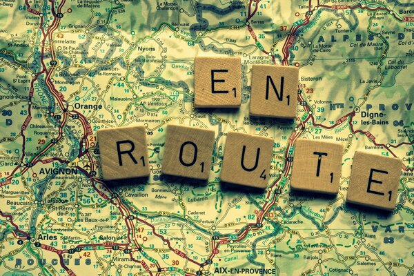 Las letras en las barras con la inscripción en el camino en el mapa