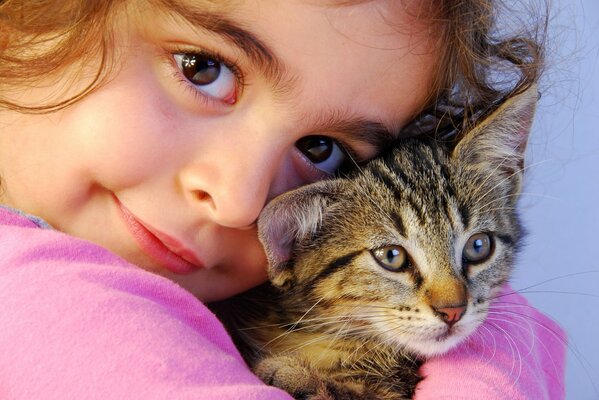 Bella ragazza e gatto occhi