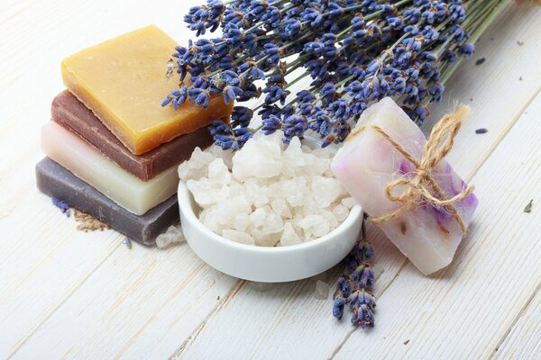 Savon utile, sel, herbes, santé