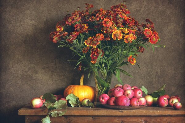 Nature morte d automne. Pommes, citrouilles et fleurs d automne