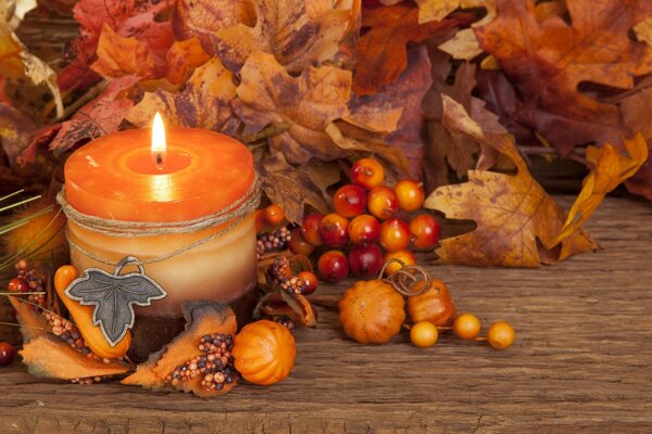 Otoño se caen las hojas de las velas se queman