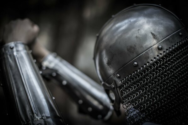 Krieger in Metallrüstung, mit Helm