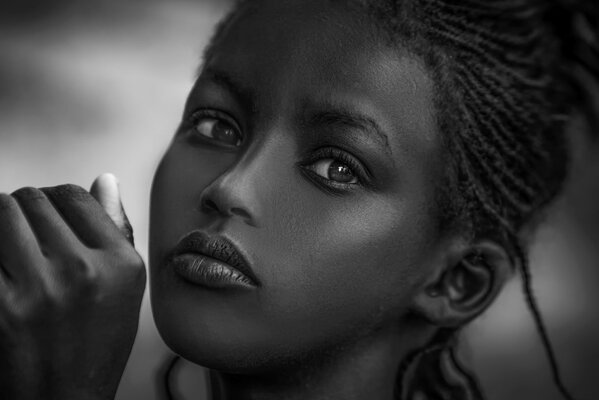 Beau regard de la peau sombre de la jeune fille