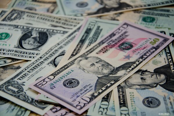 Makroaufnahmen von US-Dollar in kleinen Scheinen