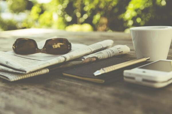 Periódico café y gafas con Smartphone fondo de la mesa