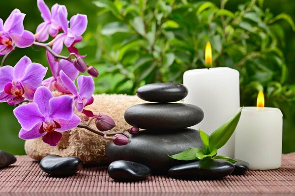 Pierres de spa avec bougies et orchidées