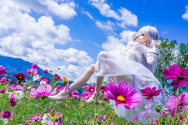 Muñeca de anime con fondo de nubes y prados con flores Rosadas