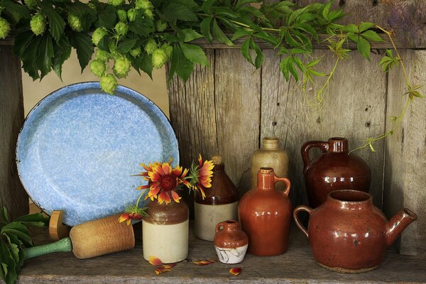 Beaux ustensiles et carafes faits maison