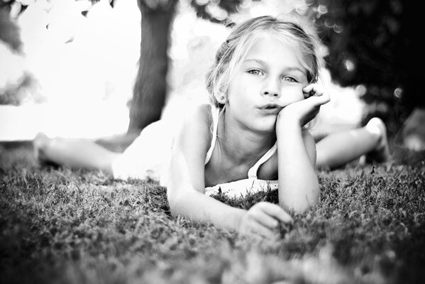 Photo en noir et blanc d une fille. Un regard mystérieux