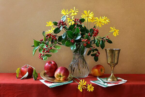 Bodegón de florero con flores, taza y fruta