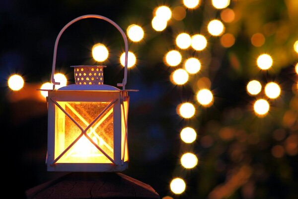 Abends sind die Lichter der Nacht und das Licht der Laterne sichtbar