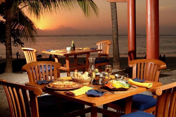 Dîner en soirée dans un restaurant en bord de mer