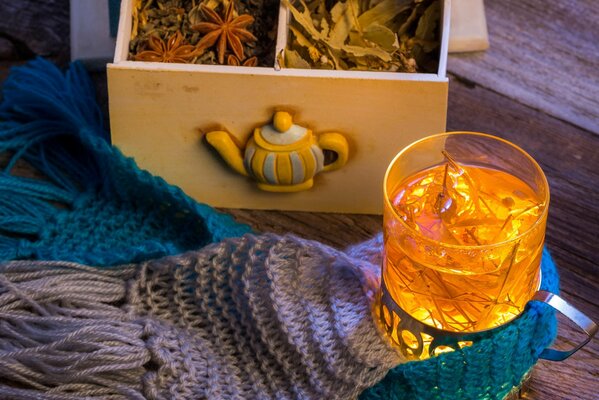 Joyeux matin de Noël avec du thé parfumé