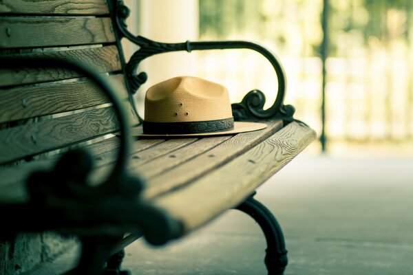 Sombrero de ala olvidada en el banco