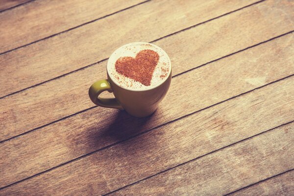 Taza de café con patrón en la bebida en forma de corazón