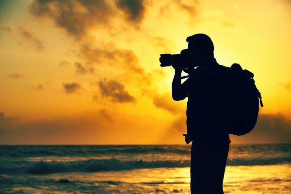 Fotografo che viaggia lungo la costa del mare