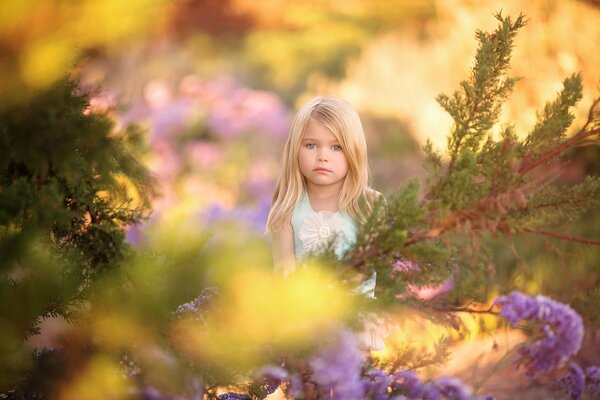 Ragazza sullo sfondo della natura primaverile