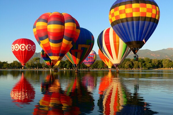 Vol en montgolfière au-dessus de la surface du lac