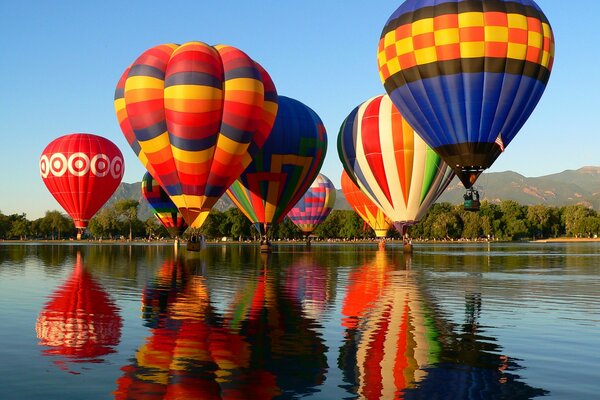 Voli in mongolfiera sulla superficie del Lago